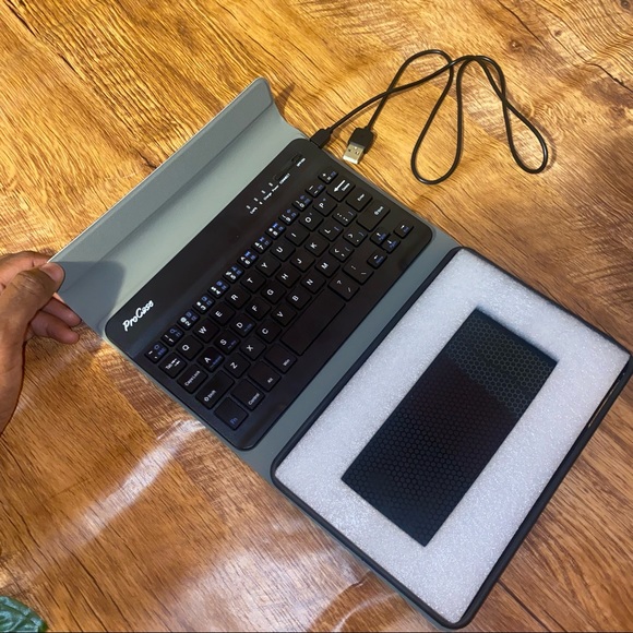 Black iPad Pro case with Bluetooth keyboard Brand New - Picture 5 of 7